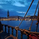 Classy Spacious Apartment Close To St.Mark Square