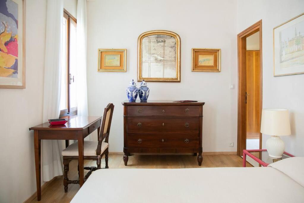 Classy Spacious Close To St.mark Square Apartamento *