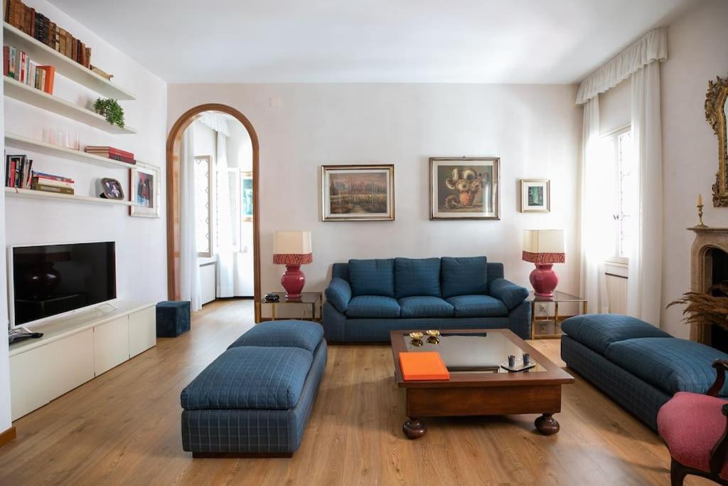 Classy Spacious Close To St.mark Square Apartamento *