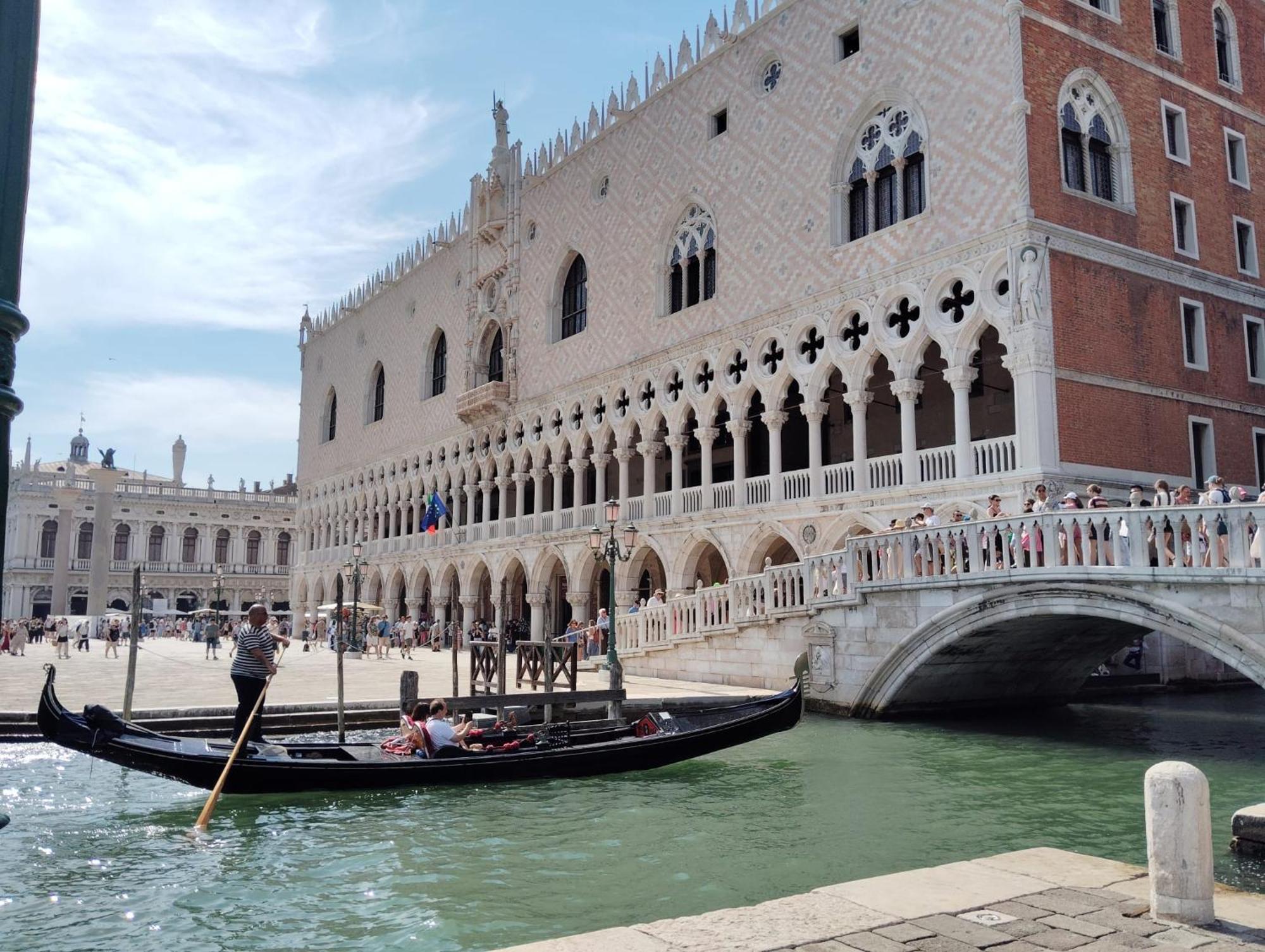 Classy Spacious Close To St.mark Square Apartamento